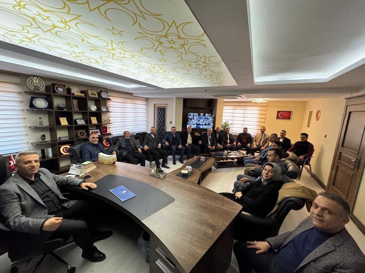 yasinvirit's tweet photo. Hepsi birbirinden kıymetli kardeşlerimizle birlikte sendikamıza ziyarette bulunduk. Misafirperverlikleri  için Şube başkanı Hulusi Gürbüz'e, başkan vekili Resul Yıldız'a, başkan yardımcıları Abdurrahman Örnek ve Erol Kaçar'a teşekkür eder, çalışmalarında başarılar dileriz. https://t.co/LzcfgYnhYO