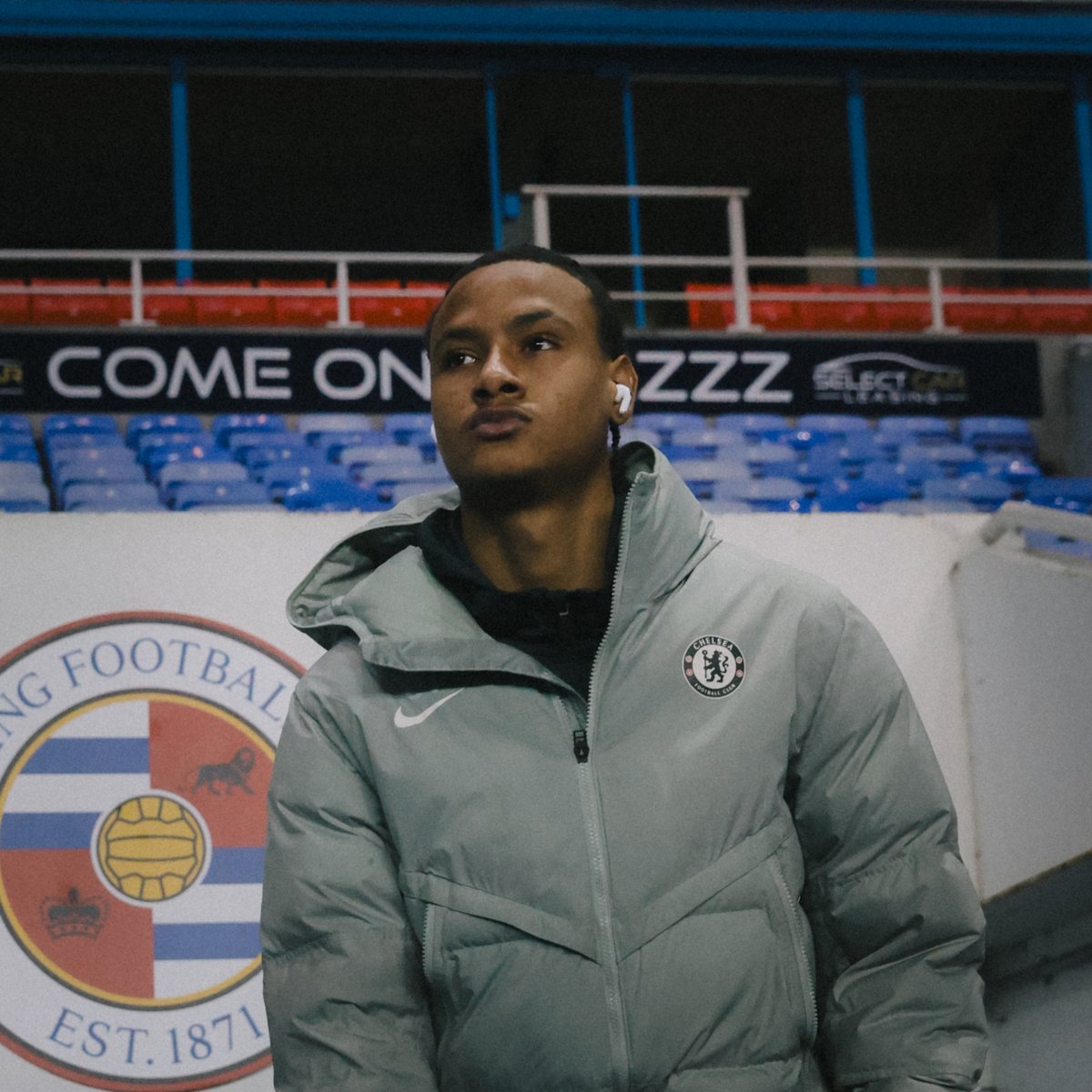 ChelseaFC's tweet photo. Select Car Leasing Stadium. 📍

Watch our Under-18s in the FA Youth Cup from 19:00 GMT. 📱