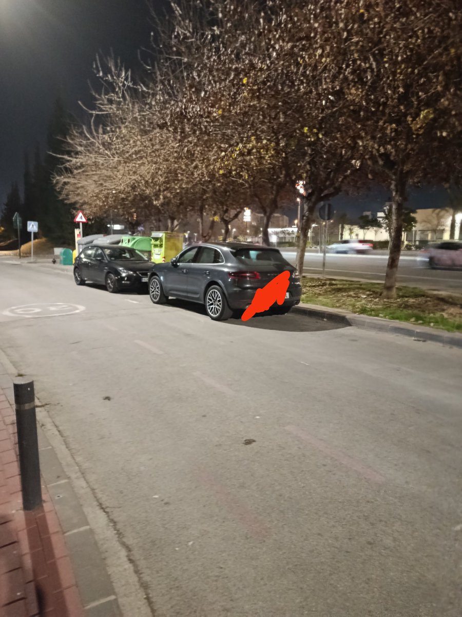 MMurciaHA's tweet image. El mismo Macan de siempre aparcado en "su" sitio. Se ve que le da igual pagar multas. ¿ O es que no se las ponen ?
No creo que @MurciaPolicia haga la vista gorda. No creo. Sería muy grave.
@PENCHO3