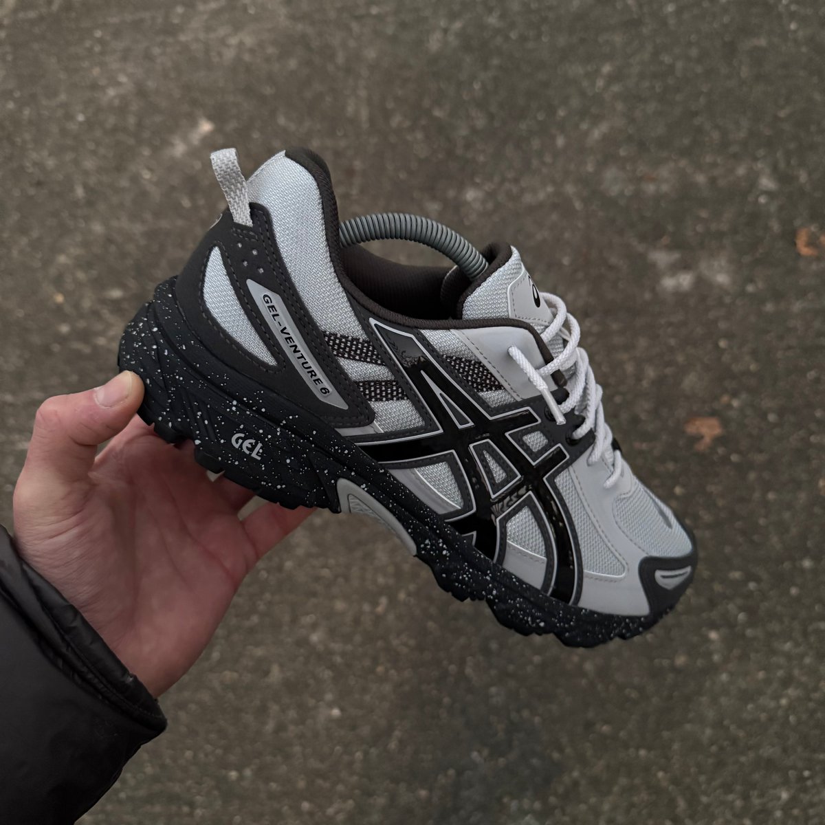 Products's tweet photo. Elevate your stride with ASICS GEL-VENTURE 6 in Glacier Grey/Black. Authentic style and comfort await.