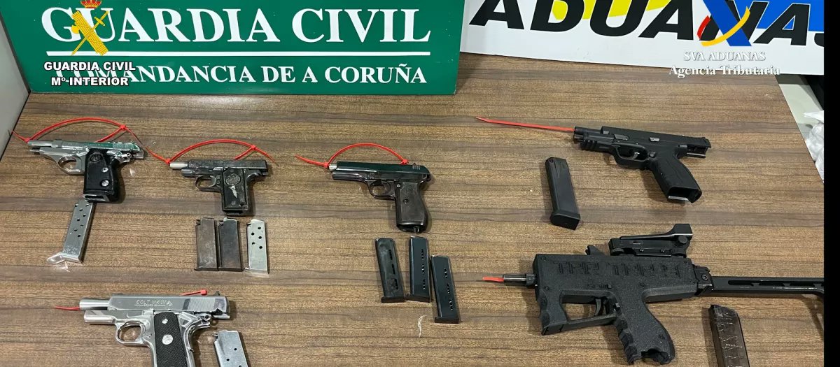 🚨 Golpe al narcotráfico en A Coruña 
Se interviene:
•Arsenal de armas, vehículos y efectivo.
•166 kg de droga (31 kg cocaína, 135 kg hachís).

👮‍♂️5 detenidos, 4 en prisión sin fianza.

#jaes #guardiacivil 

eldebate.com/espana/galicia…