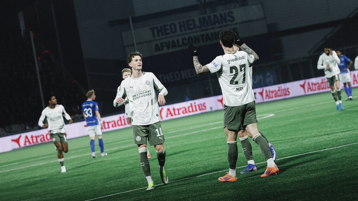 PSV's tweet image. Half-time. Four goals. Couhaib (2x), Dennis, and Esmir on the scoresheet 📝

#DBOPSV