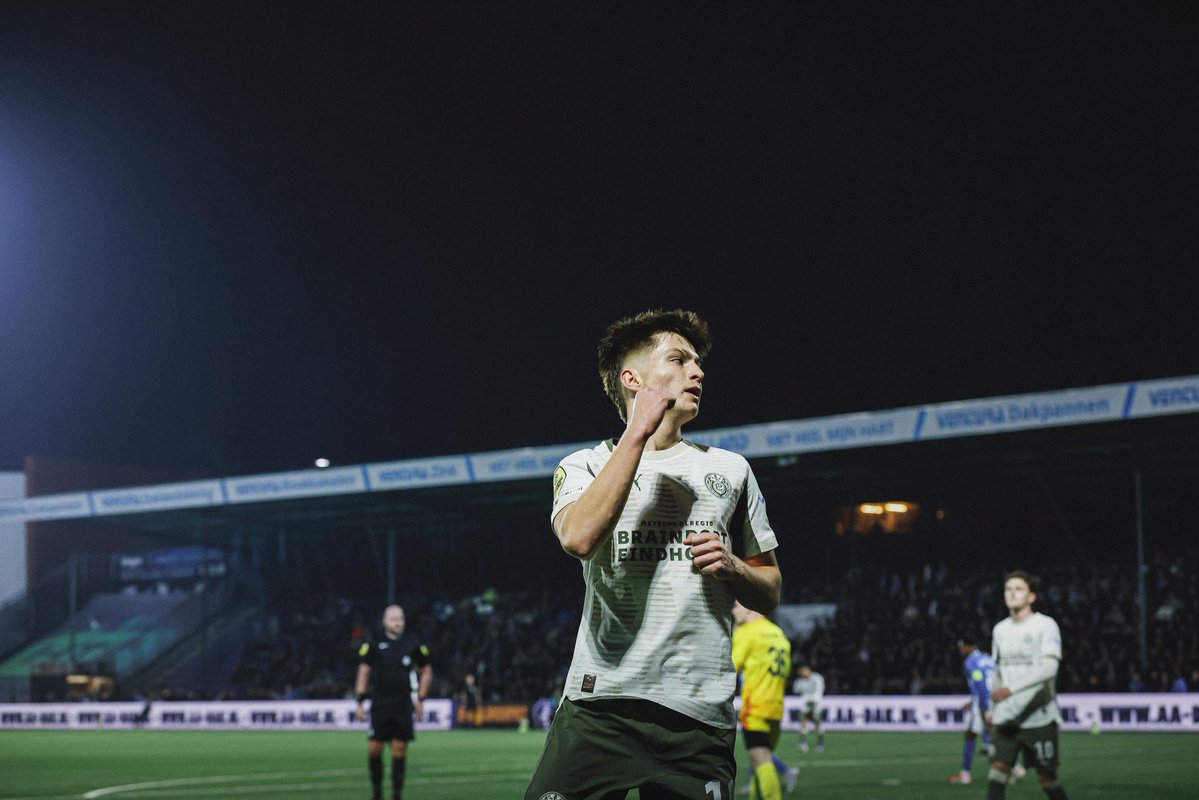 PSV's tweet image. Half-time. Four goals. Couhaib (2x), Dennis, and Esmir on the scoresheet 📝

#DBOPSV