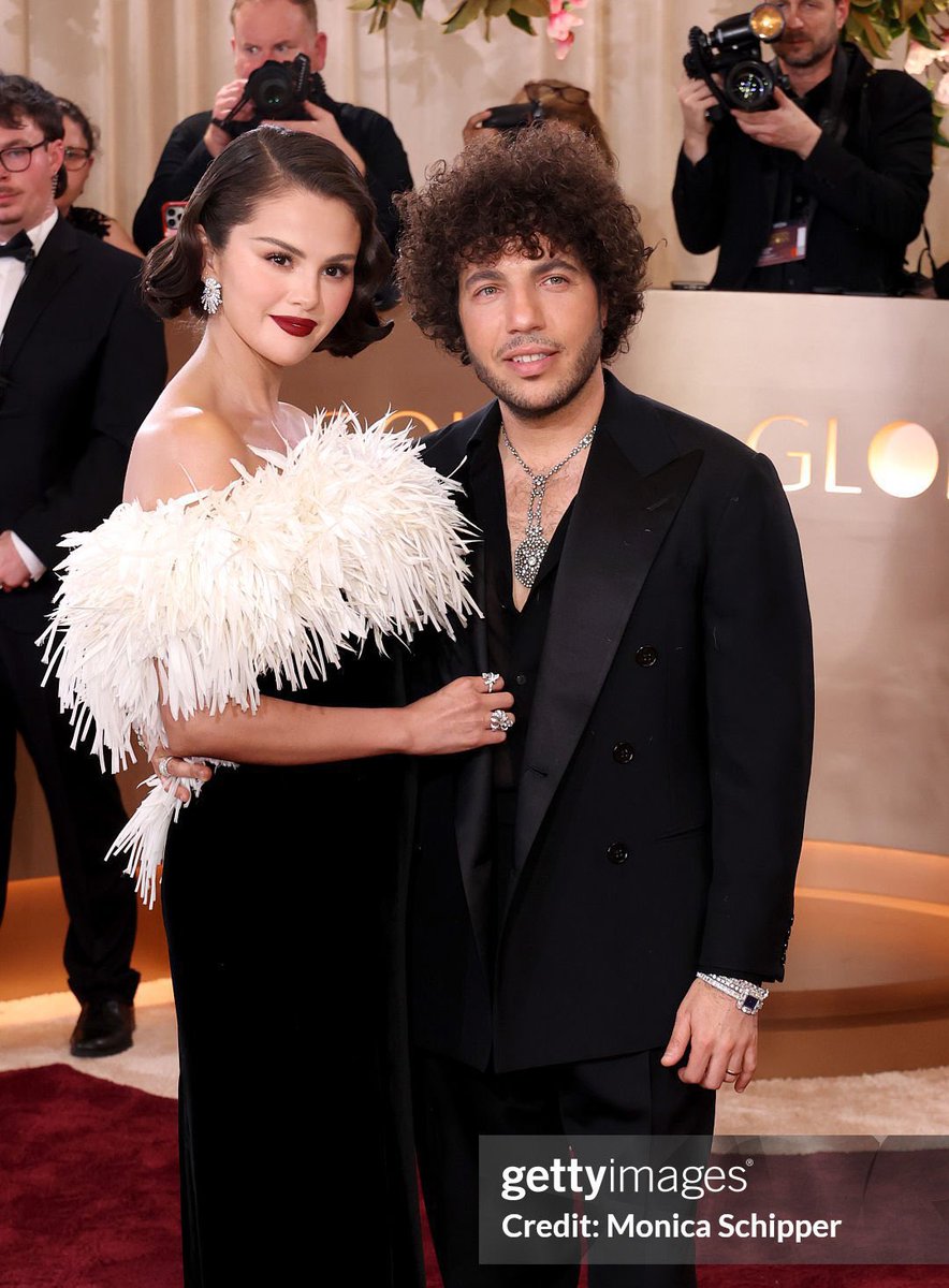 fetishxsel's tweet image. All he needs is a good haircut…