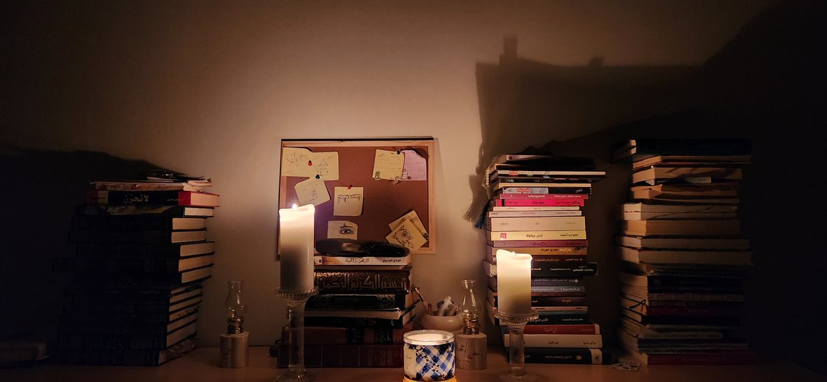 العودة إلى مهجعي ومكتبتي بعد رحلة سفر طويلة جعلتني أشتاق إلى سكينة غرفتي بعد غربة في غُرف الفنادق التي لا تصل ولن تصل مهما بلغة من رفاهية إلى الأطمئنان الذي بغرفتي والعجيب أن جميع أخوتي وأخواتي يشتاقون لغرفتي أكثر مني ويطلبون مني هذه الليلة السهر بها وكلن سوف يمسك كتاب ويقرأ 🤨