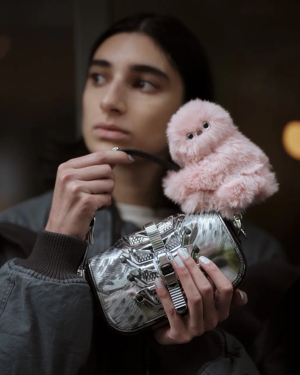 QueTalmagazine's tweet image. #Moda | 🦥💕 Este es el reemplazo de Labubu: Mirumi, la nueva obsesión cute-tech del momento.
Conoce más aquí: 👉🏻 tinyurl.com/mskrewae
.
.
#mirumi #cutetech #coleccionables #trendy #popculture #lifestyle