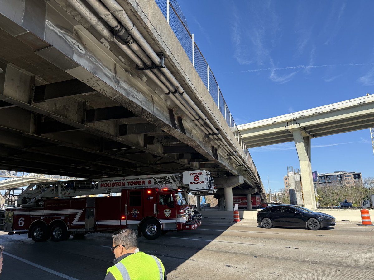 Traffic alert:  Oversized vehicle struck the bridge at IH-10 Katy freeway at Houston Ave. eastbound.  Only lane 1 is opened at this time.  Find an alternate route or expect delays.  <a href="/HCSOTexas/">HCSOTexas</a> <a href="/TxDOTHouston/">TxDOTHouston</a> <a href="/houstontranstar/">Houston TranStar</a> <a href="/HCSO_SSB/">HCSO_SSB</a> <a href="/SheriffEd_HCSO/">Ed Gonzalez</a>