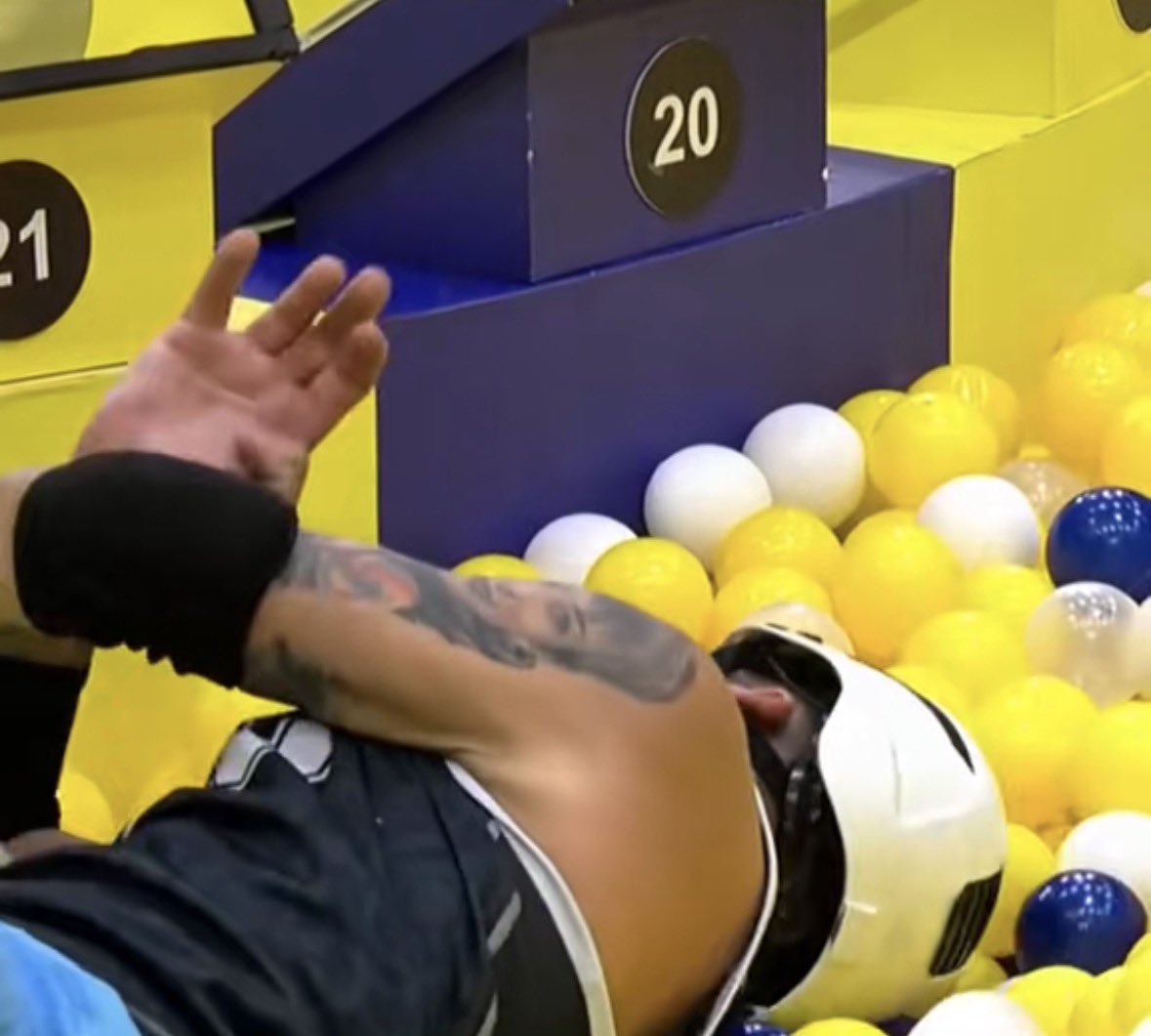 O que aconteceu no #BBB26 escancarou algo que vai muito além de jogo, estratégia ou prêmio.

Quando um participante convulsiona, o jogo deveria acabar naquele segundo — porque ali não existe prova, imunidade ou liderança mais importante do que uma vida.

Ficar parado, imóvel,