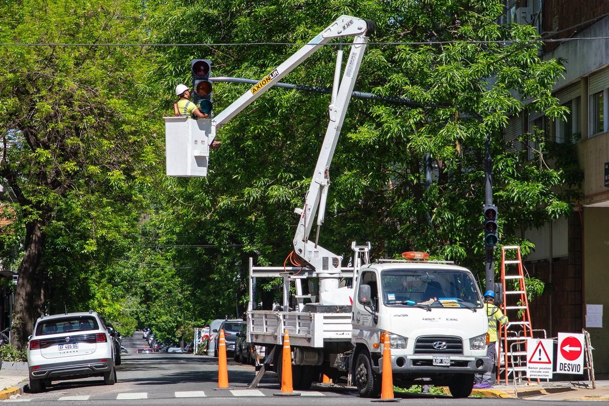 pberecia's tweet image. En 2025 instalamos +40 nuevos cruces semaforizados y +30 reductores de velocidad en todos los barrios, priorizando zonas con mayor riesgo y alta circulación peatonal.

Hoy CABA cuenta con casi 3.900 intersecciones semaforizadas, todas monitoreadas en tiempo real, y con tecnología…