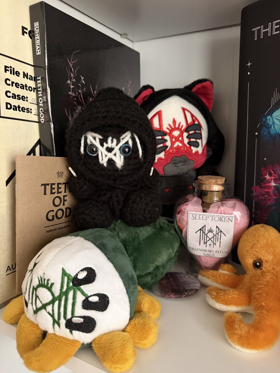 SKIESOFGLVSS's tweet photo. Almost done unpacking my house (!!) so here is spider jockey ii on da sleep token shelf ft my love for black and white dogs (and puffins) https://t.co/lcGGu4RwM5
