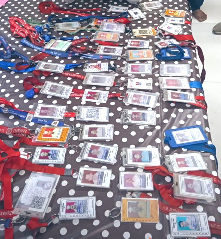 Railwhispers's tweet image. On Tuesday 13 Jan, preventive check conducted at #IGAPTPURI station against unauthorised #vending.
During the check total 28 unauthorised #vendors were found doing vending. The #vigilance team handed over all unauthorised vendors to the #RPF for further process.
@Central_Railway