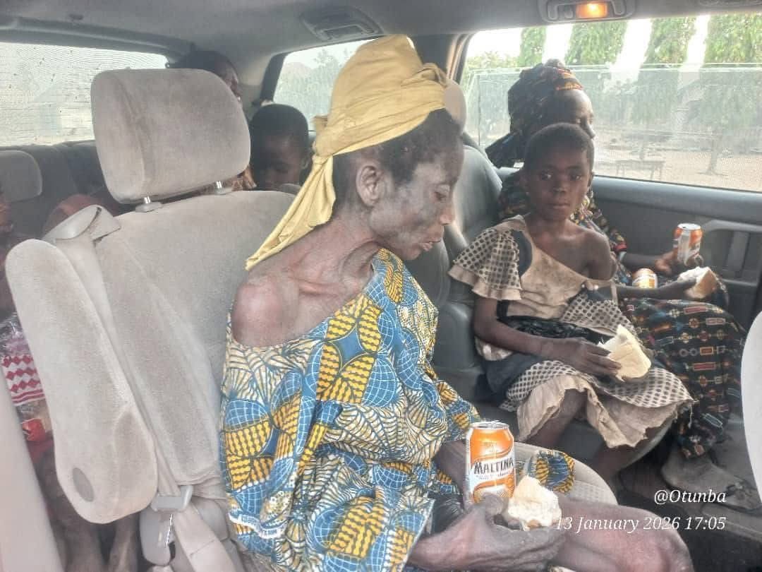 RealQueenBee__'s tweet image. MY HEART IS BLEEDING 💔💔💔😭😭😭
Three have already died, 13 still in captivity, these are kidnnaped victims release today in Kogi State.

The APC and Bola Tinubu would rather spend millions $m lobbying the United States that there's no insecurity than using it secure Nigerians.