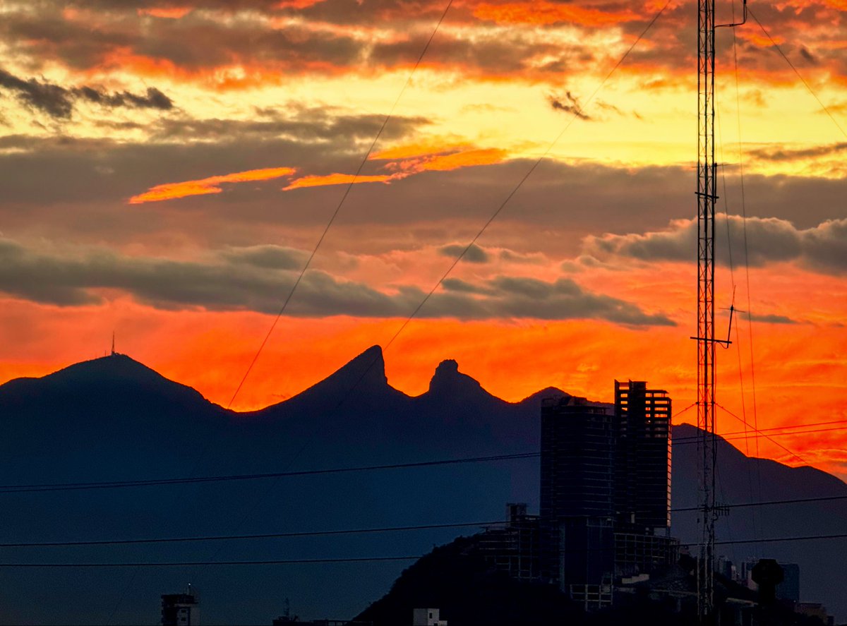 sanchezgarza75's tweet photo. Así de ese color es mi tierra @samuel_garcias #NuevoLeón #regios #naranja https://t.co/OX2NvHvL1S