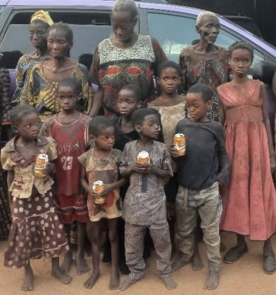 RealQueenBee__'s tweet image. MY HEART IS BLEEDING 💔💔💔😭😭😭
Three have already died, 13 still in captivity, these are kidnnaped victims release today in Kogi State.

The APC and Bola Tinubu would rather spend millions $m lobbying the United States that there's no insecurity than using it secure Nigerians.