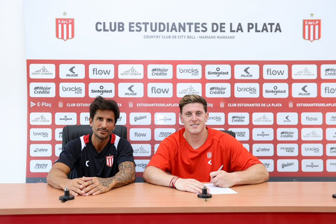 #EDLP Estudiantes confirmó el refuerzo de Adolfo Gaich ⚽️

✍️ El delantero, de 26 años, firmó por 3 temporadas

9⃣Será el noveno club de su carrera

 🏟️  Registra 38 goles en 213 partidos

📷: <a href="/EdelpOficial/">Estudiantes de La Plata</a>