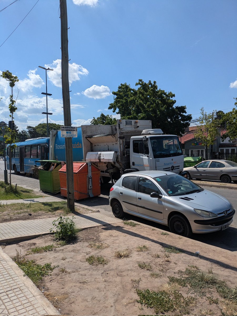 tychocity's tweet image. Eva Perón y Ambrosetti. Camión de la basura roto, colectivo roto. Desastre de tránsito. Ni un inspector. Cuidad detonada. Intendencia acéfala. @pablojavkin @mariuschmuck_ @CIOR_Rosario @Multisecros24 @MovilidadRos