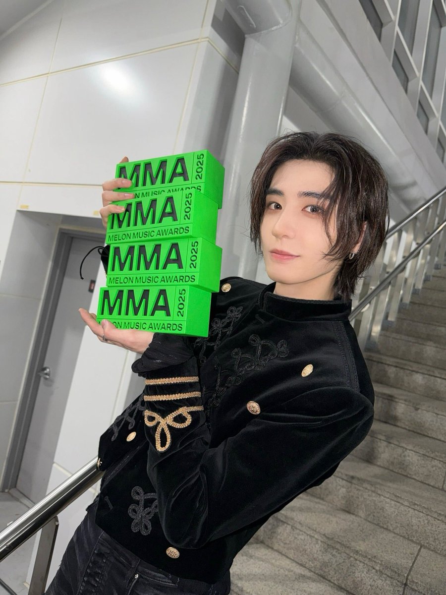 LEEHANBSD's tweet photo. ⠀⠀⠀⠀⠀⠀
four awards i never expected to hold, and they’re surprisingly heavy in my hands. i'm still trying to process this moment. https://t.co/xoKneQMlLc
