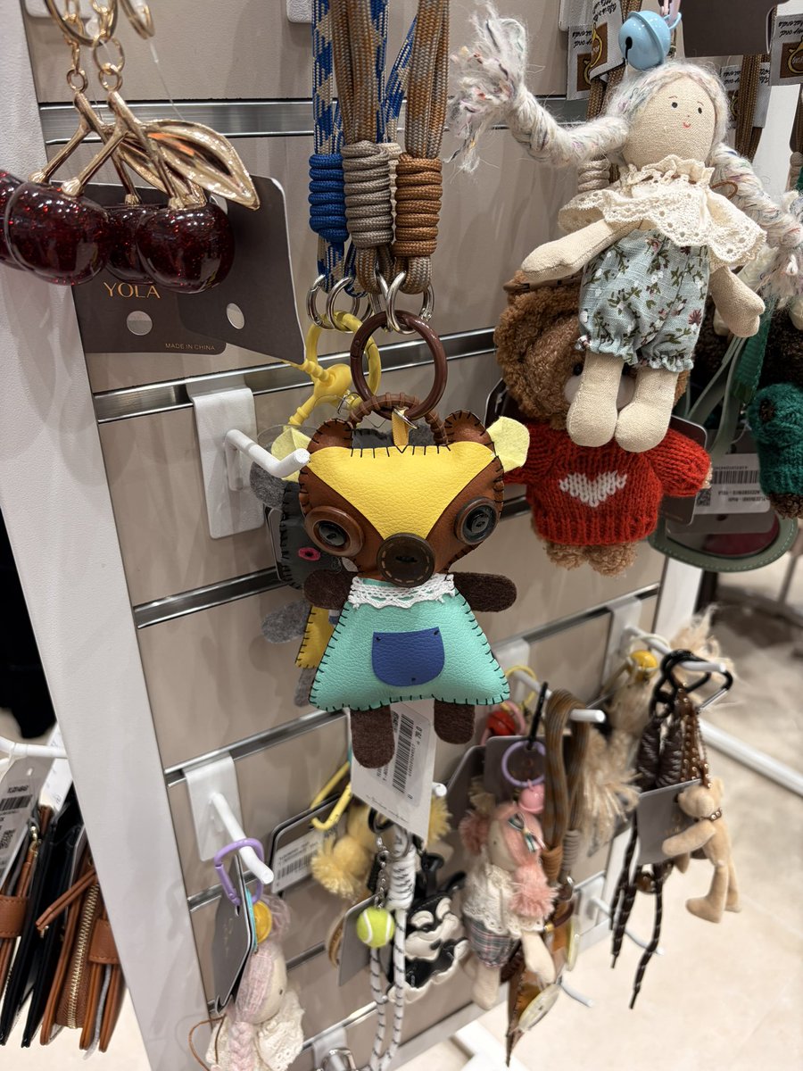 - يوم جميل للذِّكرى، مُتعَة التسوُّق وإيجاد قطع مُذهلة تستمتِع برؤيتها وتصويرها لأوقات أخرَى، وترتيب أولويَّات الشِّراء حسَب المهم، والأنَاة في ذلك وشرب القهوَة في بداية ذلك وإنهاء التسوُّق بالعشاء اللذيذ مع الرِّفقَة، الحمدلله يارب -