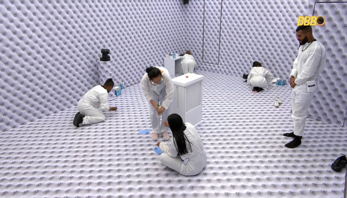 rejeitados pelo público? sim
com fome? sim
fedorentos? sim
ficando malucos? sim
porcos? NUNCA! mas a produção não liga e deu bronca neles pra parar de limpar 

#BBB26