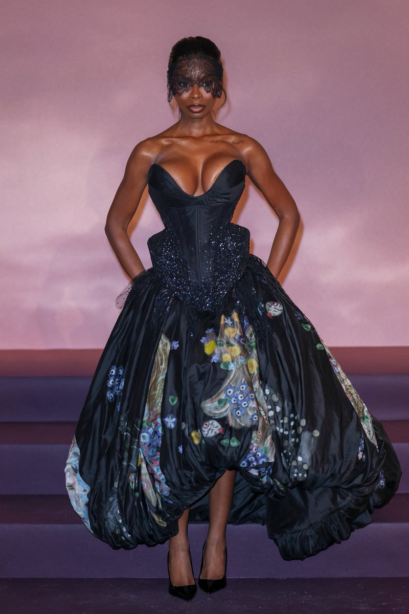 marieclaire's tweet image. A new diamond of the season has arrived 💎 #Olandria (@LashaeAsh) serves at the #Bridgerton season 4 premiere in Paris. (Photos: @gettyimages)