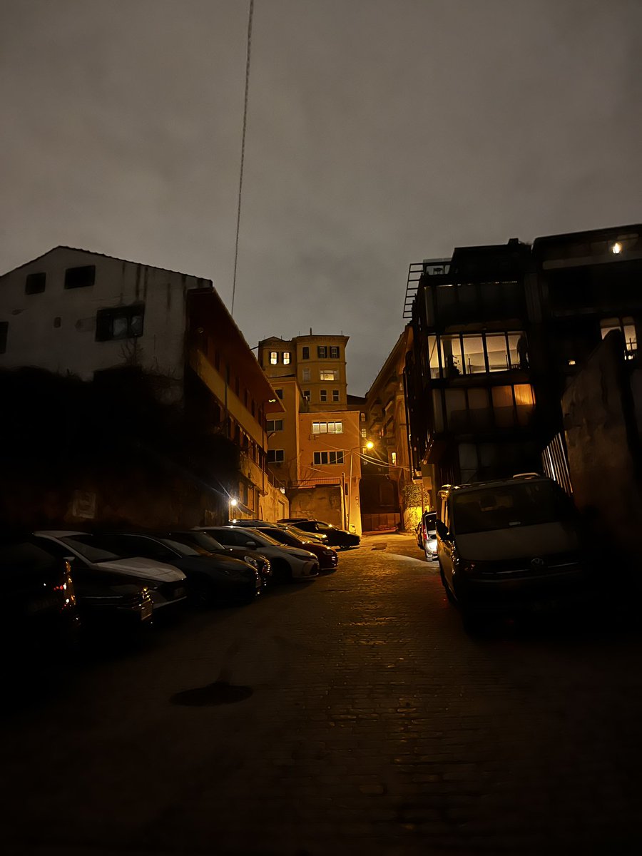 Vontrier_'s tweet photo. Şu sokağın lambalarının, hala yapılmaması ve resmi olmayarak kaldırımların, sokağın otopark olarak kullanılması sorunu neden çözülmüyor anlamadım @BeyogluBld @iletisim @bedaskurumsal @IBBcozummerkezi https://t.co/S45F15PvYM