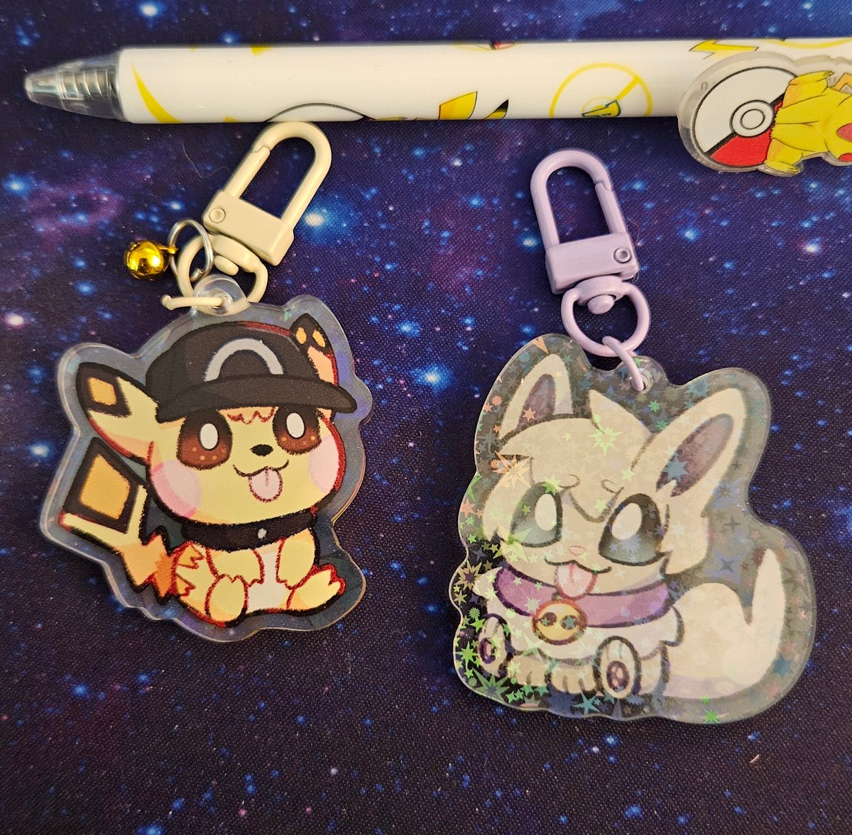 Lohlite's tweet image. I need y'all to understand how cute Miñi's charms are. I have two of my OCs and I'm getting my Easter bunny sona one next!  Worth! 💛✨