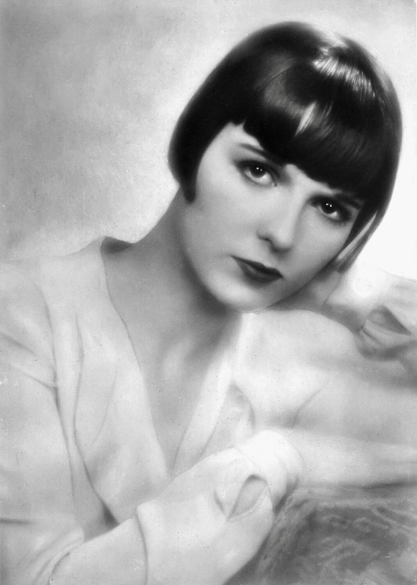 ForeverLouiseB1's tweet image. Louise in a portrait by the G. L. Manuel Frères studio in Paris, 1929.