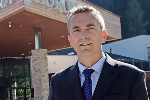 Po nekaterih informacijah je danes nenadoma odstopil Tomaž Repinc, direktor dveh kranjskogorskih hotelov Korona in Špik. Repinc je sicer nekdanji predsednik uprave novogodiškega Hita, pripisujejo pa mu tudi romanco z Jano Nemec (Golob), bivšo ženo Roberta Goloba.