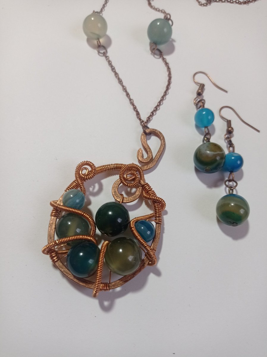 malapila's tweet image. Trenutno dostupan nakit. Za nove pratioce reći ću da je nakit ručni rad, mahom od recikliranih materijala. Svaki komad je unikatan, plod trenutne inspiracije. Zbog toga ne radim po narudžbini.
Cene znate i sami da nisu paprene. 
Može i retvit ne bilo vam zapoveđeno.