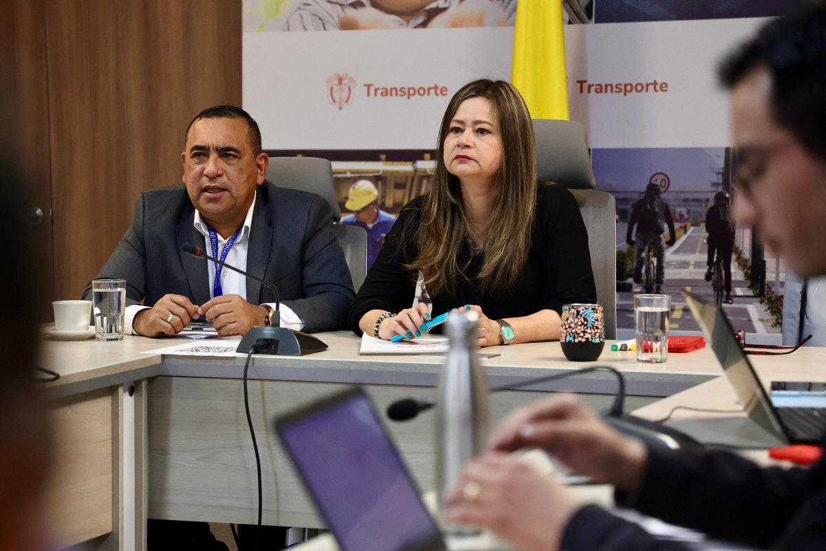 MinTransporteCo's tweet photo. La ministra @maferojas se reunió con el director de la @AerocivilCol @LuisChimenty y avanzaron en estrategias que mejoran la calidad del servicio de las aerolíneas y fortalecen la integración regional del país. La conectividad aérea debe traducirse en un mejor servicio para todos https://t.co/YNgeA7VAc1