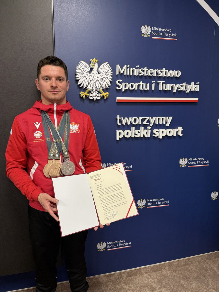 Spotkanie z Ministrem Sportu Jakubem Rutnickim oraz Podsekretarzem Stanu Ireneuszem Nalazkiem.
Miałem okazję zaprezentować swoje medale zdobyte na Igrzyskach Głuchych w Tokio! 🇵🇱
Dziękuję za spotkanie i wsparcie sportu niesłyszących! <a href="/SPORT_GOV_PL/">Ministerstwo Sportu i Turystyki</a> <a href="/KubaRutnicki/">Kuba Rutnicki</a>  #deafsport