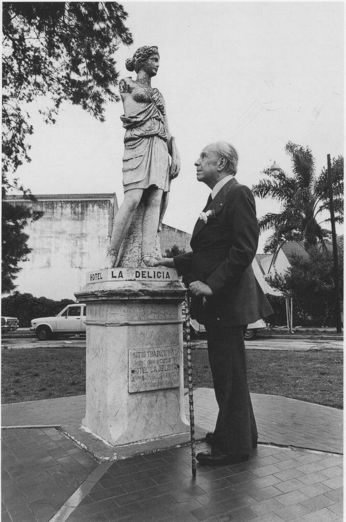 Arte Poética

Mirar el río hecho de tiempo y agua
y recordar que el tiempo es otro río,
saber que nos perdemos como el río
y que los rostros pasan como el agua.

Sentir que la vigilia es otro sueño
que sueña no soñar y que la muerte
que teme nuestra carne es esa muerte
de cada