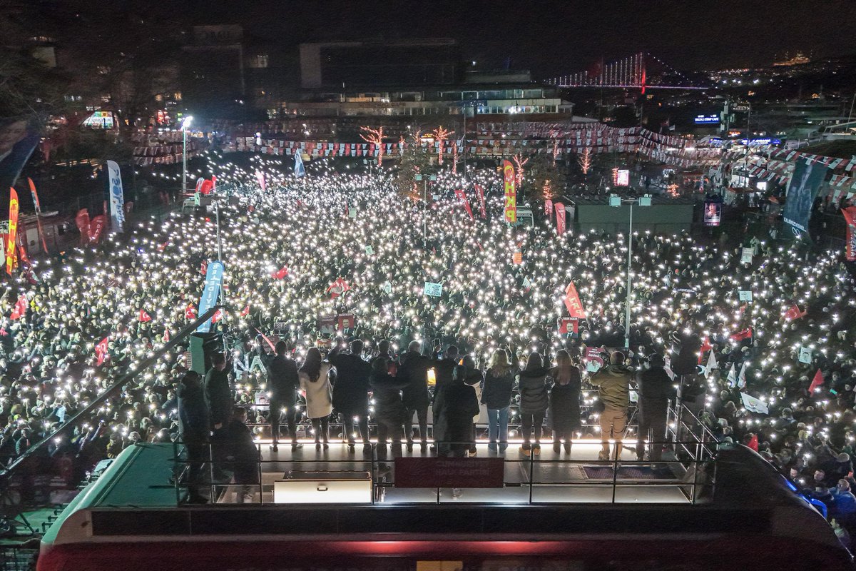 eczozgurozel's tweet image. 300 kara gün oldu.
Yorulurlar, vazgeçerler dediler.

Ama 300 kez her sabah umut ve mücadele güneşle birlikte yeniden doğdu.

81 eylemdir meydanlardayız.
Güzel ülkemize adalet gelene kadar durmayacağız!