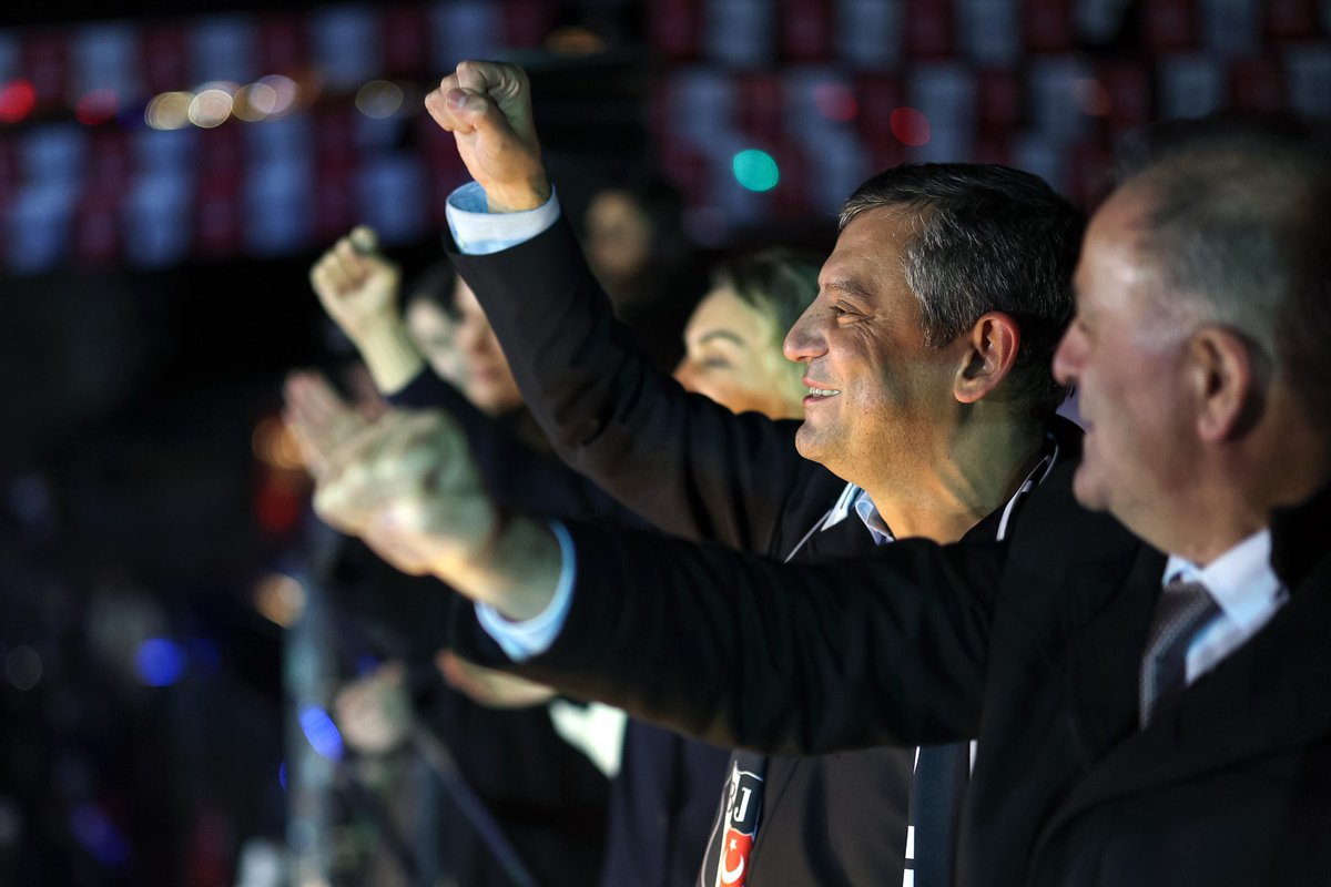 eczozgurozel's tweet image. 300 kara gün oldu.
Yorulurlar, vazgeçerler dediler.

Ama 300 kez her sabah umut ve mücadele güneşle birlikte yeniden doğdu.

81 eylemdir meydanlardayız.
Güzel ülkemize adalet gelene kadar durmayacağız!