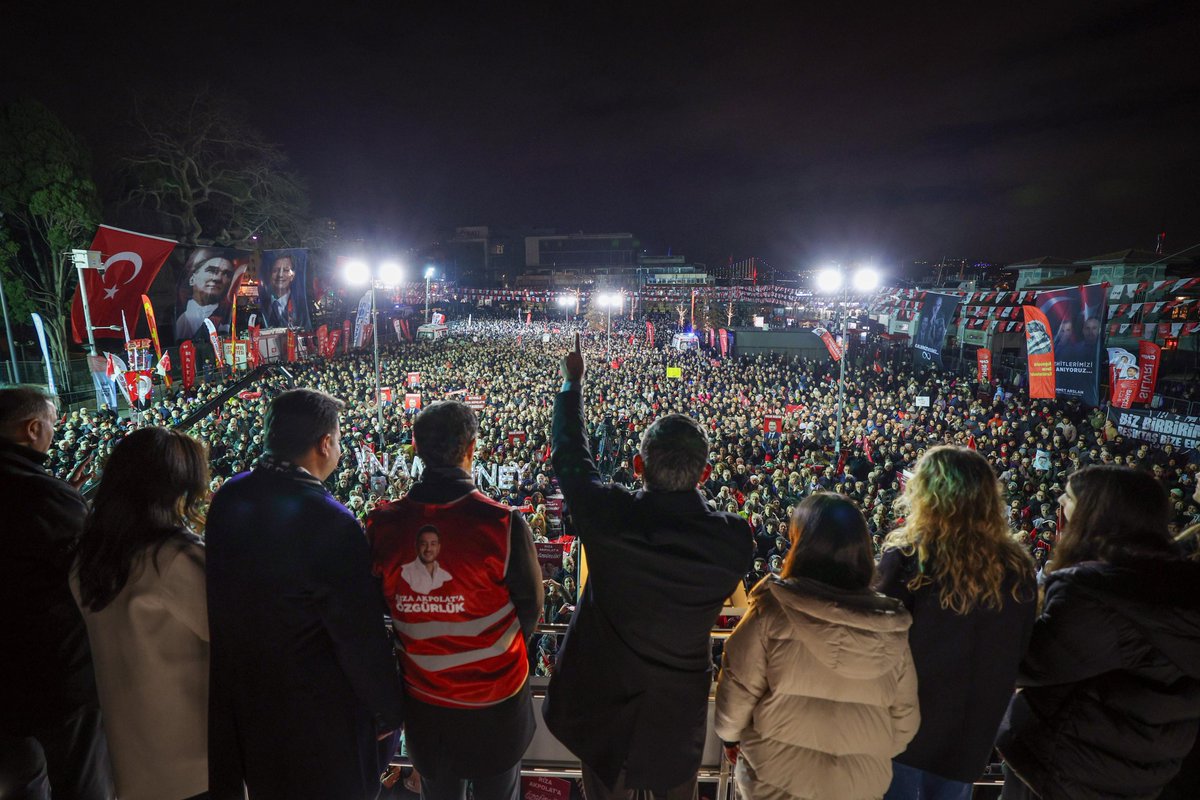 eczozgurozel's tweet image. 300 kara gün oldu.
Yorulurlar, vazgeçerler dediler.

Ama 300 kez her sabah umut ve mücadele güneşle birlikte yeniden doğdu.

81 eylemdir meydanlardayız.
Güzel ülkemize adalet gelene kadar durmayacağız!