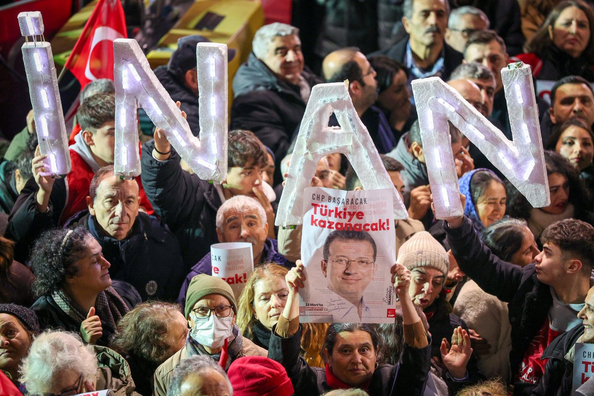 eczozgurozel's tweet image. 300 kara gün oldu.
Yorulurlar, vazgeçerler dediler.

Ama 300 kez her sabah umut ve mücadele güneşle birlikte yeniden doğdu.

81 eylemdir meydanlardayız.
Güzel ülkemize adalet gelene kadar durmayacağız!