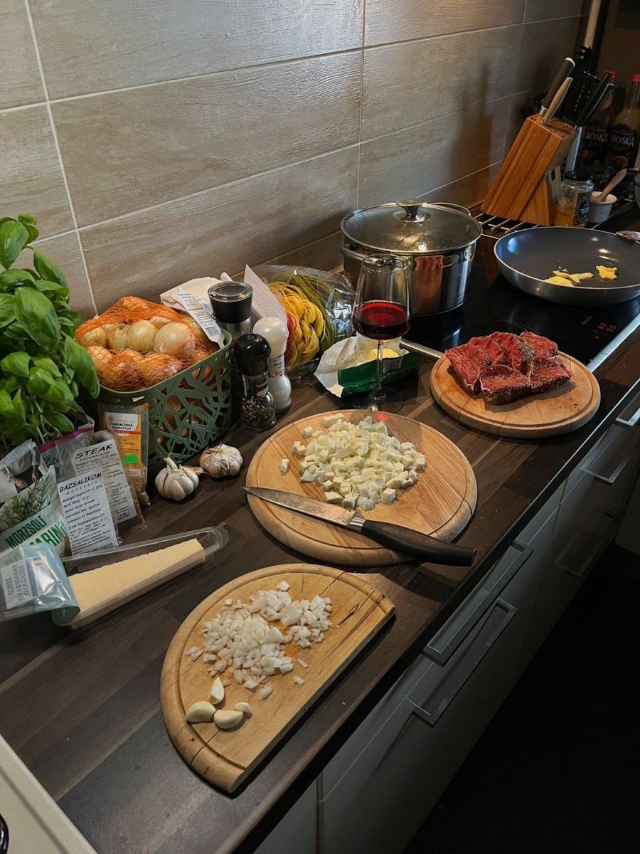 tinymonaa's tweet image. Fresh steak, pasta, cheese, and aromatic basil 
prepared with care for a truly special taste 🍷✨