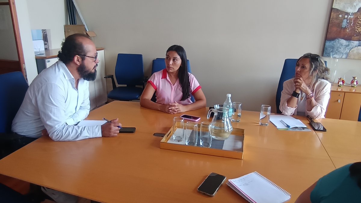 conaf_tarapaca's tweet photo. Nos reunimos con el seremi de @TarapacaBBNN, Osvaldo Ardilés, para avanzar en la concesión del terreno donde se emplazará el nuevo Servicio Nacional Forestal #Sernafor en la comuna de #PozoAlmonte 🌳🌿 https://t.co/RXkz753ttY