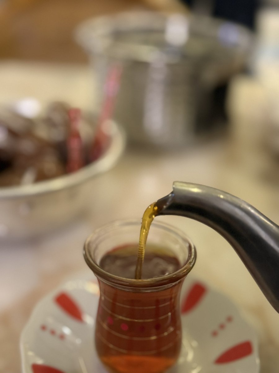 421NL's tweet image. صافطه بالبلوكات وجايه مشي عشان جايهم 🤤❤️