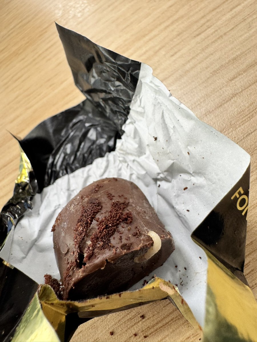 JoSlyStalloNe's tweet photo. Increíble comprar unos chocolates en el Mercadona y que te salga un gusano! Patético, asqueroso, indignante! @Mercadona no compren más estos chocolates! Y ya hasta me pensaré si seguir comprando en sus supermercados, porque quién me dice que no pasa con otras cosas de @Mercadona? https://t.co/QI9pNbRAH7