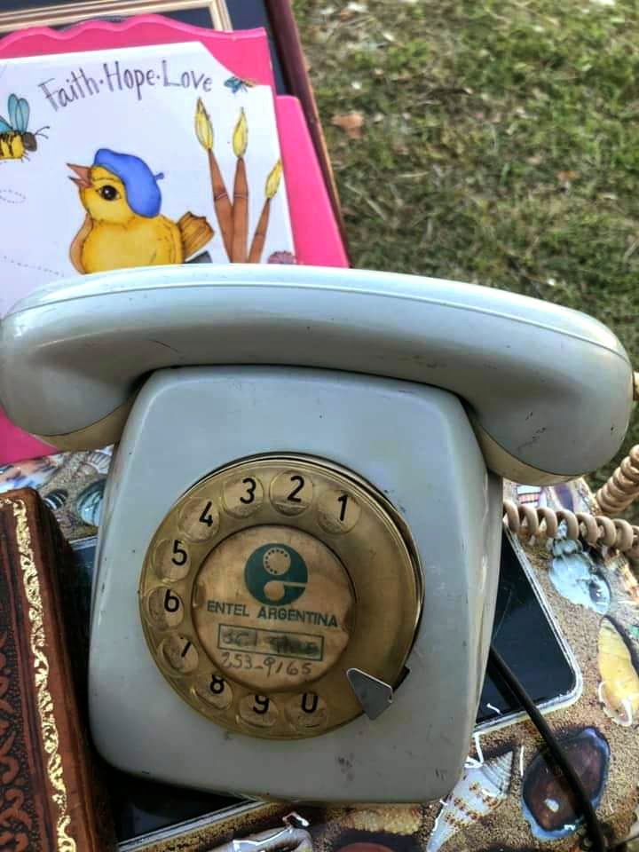 WalterJFernand2's tweet photo. La asociación de los 80 
#Entel y #PaginasAmarillas https://t.co/MKF7CwAIH8