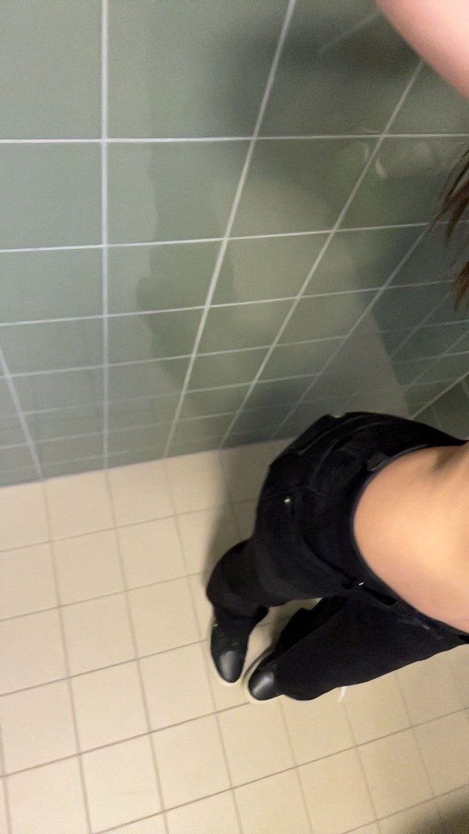 Bonusdottern's tweet image. Tog nya bilder på mig utan några bh idag hihiii, känner mig så bekväm i skoltoan😚