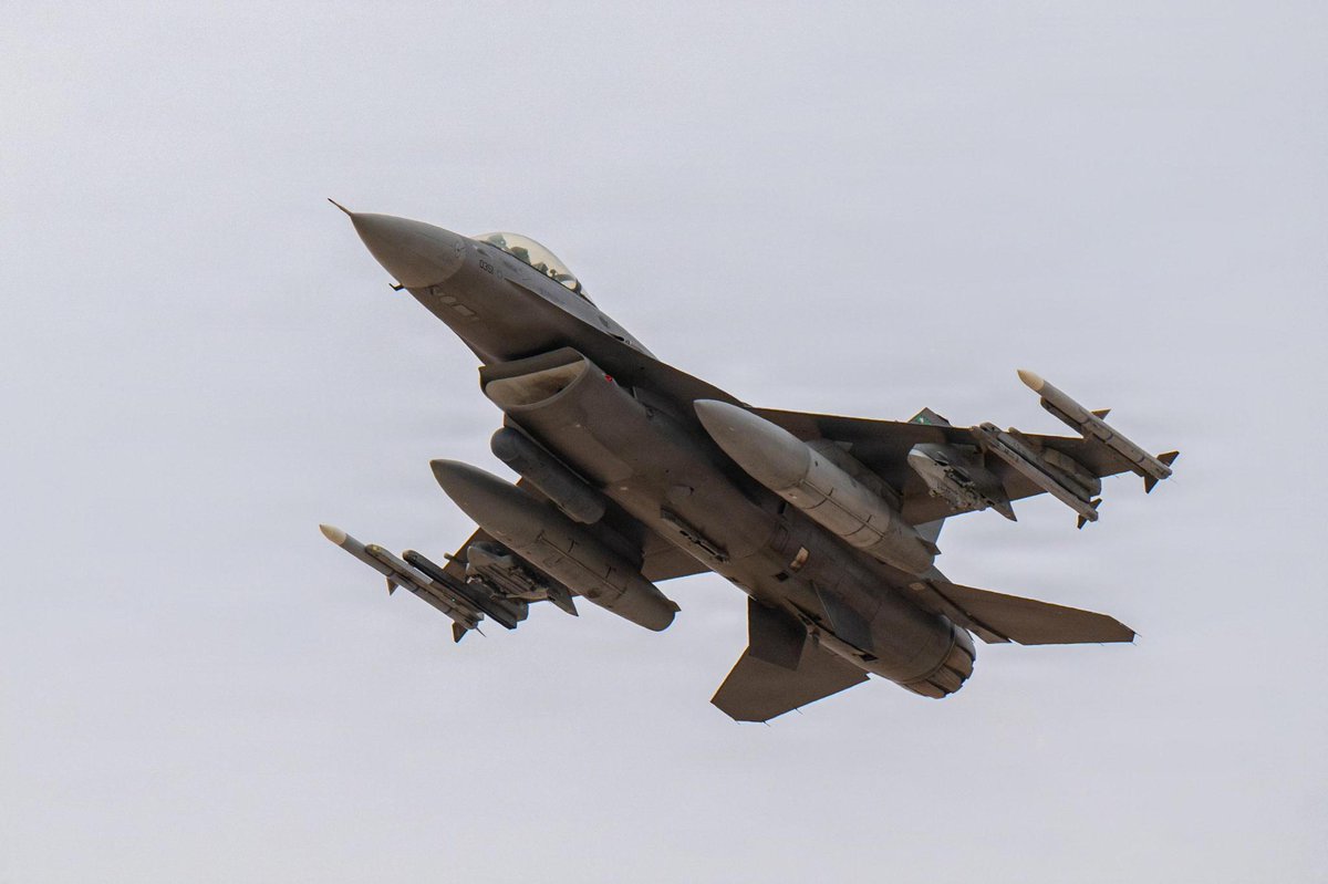 تُعدّ طائرة أف-16 فايتنغ فالكون واحدة من أكثر الطائرات المقاتلة شُهرةً, التي يستخدمها سلاح الجو الأمريكي. وبعد مرور أكثر من 50 عاماً على بدء تشغيلها، لا تزال طائرة أف-16 واحدة من أكثر الطائرات المقاتلة استخداماً في العالم، حيث انها دخلت الخدمة في أكثر من 25 دولة.