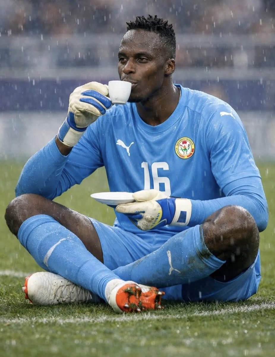 CherifSadio's tweet image. Nous n’avons pas encore remporté la Coupe, mais je te rends hommage une nouvelle fois, Édouard Mendy. La façon avec laquelle tu évacues mes peurs quand le Sénégal joue est tellement importante que tu réaliseras peut-être, après ta carrière professionnelle, à quel point tu as été…