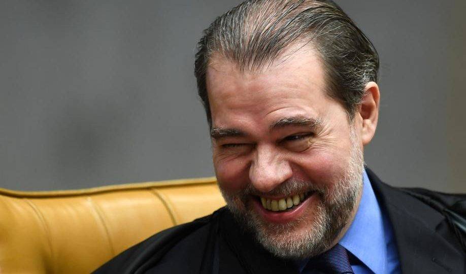 deltanmd's tweet image. O ministro Dias Toffoli acabou de introduzir uma inovação jurídica gigantesca

Em vez da busca e apreensão para coletar provas para ajudar na investigação, Toffoli inventou a busca e apreensão para enterrar as provas e garantir que a investigação sequer exista