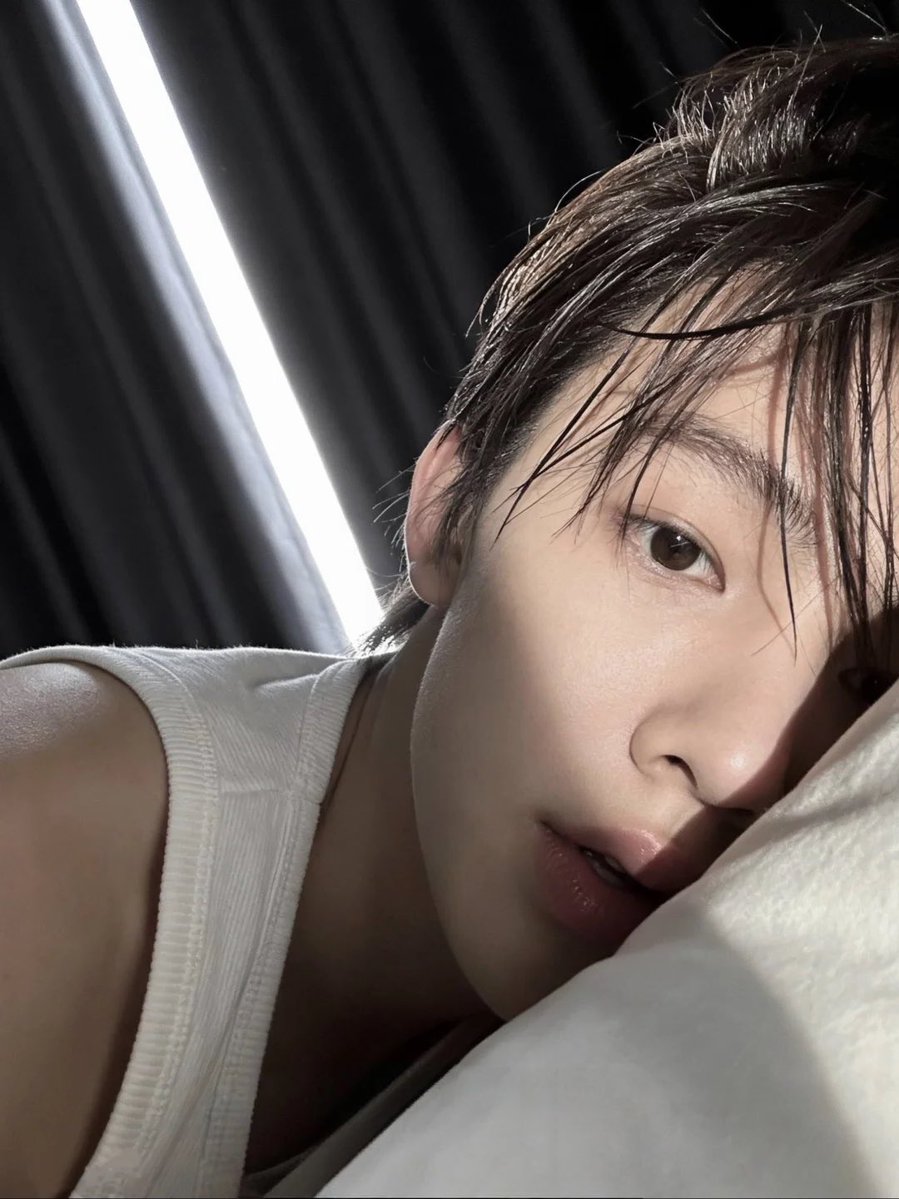 keonhyeon9z's tweet image. “you’re staring”              “you’re beautiful”