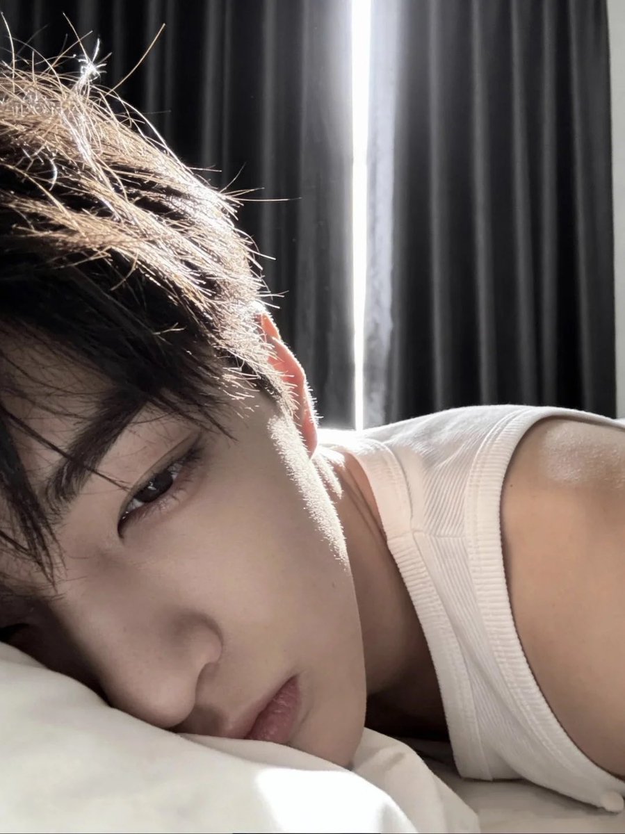 keonhyeon9z's tweet image. “you’re staring”              “you’re beautiful”