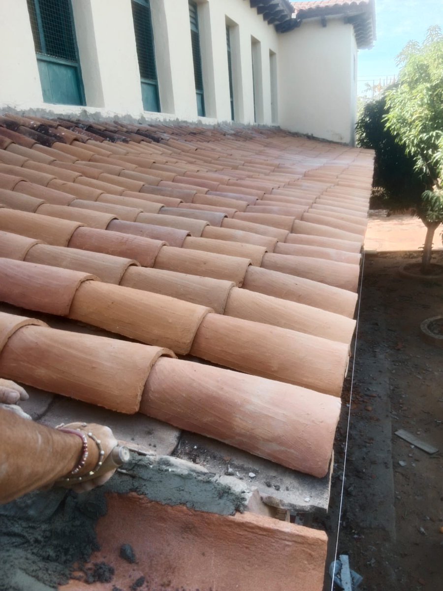 Mobiliario escolar nuevo para nuestros estudiantes. Mantenimiento de cubiertas o techo del Colegio Loperena de Valledupar. Todo con recursos propios. Nuevos éxitos en el 2026.