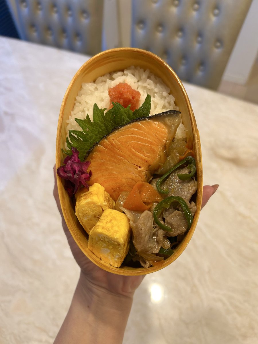 おはよう木曜日。 本日の高校生弁当は「鮭＆豚焼肉弁当」 昨晩、門限破って弁当作るもんかと思ったけど結局作っちゃう