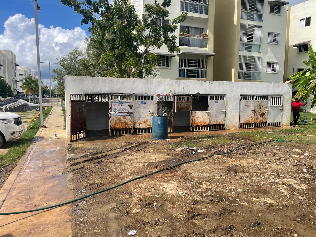 NatalyAbreuf's tweet photo. En Ciudad Juan Bosch, la alcaldía SDE refuerza la limpieza con recorridos constantes de camiones recolectores, evitando acumulación de residuos y mejorando la salubridad.

El bienestar ciudadano es nuestra prioridad. 👌🏼 https://t.co/1JMtAvcLYK
